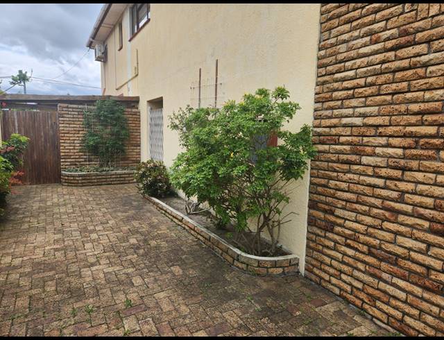 4 BEDROOM FREESTANDING FOR SALE IN OAKDALE